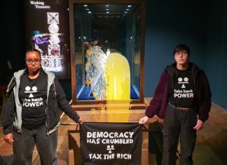 Quatro manifestantes são presos após jogarem bolo e creme inglês em vitrine de joias da coroa em Londres