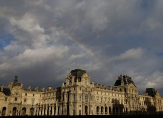 Centenas de livros da coleção do Museu do Louvre sofrem danos após vazamento de água