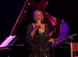 Alaíde Costa festeja 90 anos em cena, com coerência e integridade artística, e ainda em tempo de reparação histórica