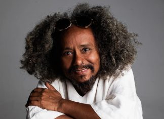 Chico César grava disco de voz e violão no início de 2026 enquanto celebra em show os 30 anos do álbum ‘Cuscuz clã’