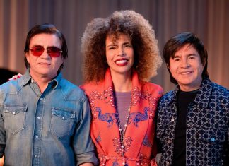 Chitãozinho & Xororó trazem ‘Foi Deus quem fez você’ para o sertão, em single com Vanessa da Mata, sem alcançar a beleza do registro original de Amelinha