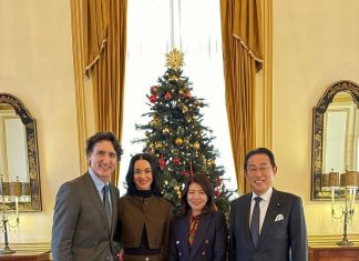 Katy Perry e Justin Trudeau posam ao lado de ex-primeiro ministro do Japão