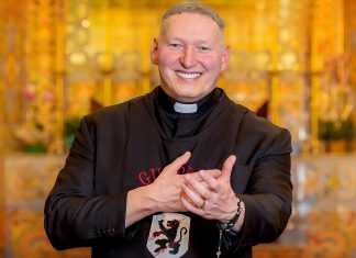 Padre Marcelo Rossi sobe ‘A montanha’ com Roberto Carlos em ‘Amorização 2’