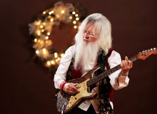 Guitarrista Robertinho de Recife vai da new age ao electro-rock no ar clássico e futurista do álbum ‘Rapsódia de Natal’