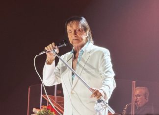 Uma noite feliz no ‘castelo’ do ‘Rei’ entre rosas, cotoveladas, emoções e aquelas irresistíveis canções de Roberto Carlos