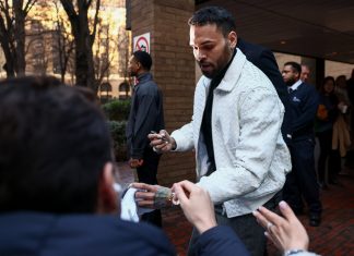Chris Brown comparece a tribunal no Reino Unido antes de julgamento por agressão