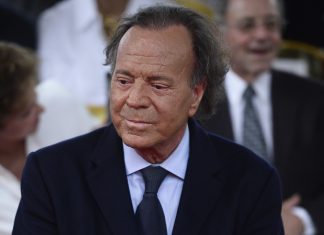 Julio Iglesias é acusado de assédio sexual por ex-funcionárias, diz imprensa internacional