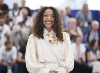 Alice Carvalho usa óculos tipo ‘juliet’ e marca brasileira no Globo de Ouro