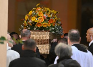 Brigitte Bardot é velada em Saint-Tropez com funeral e homenagens públicas