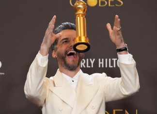 Biquinho e troféu pra cima: confira as fotos de Wagner Moura com o Globo de Ouro