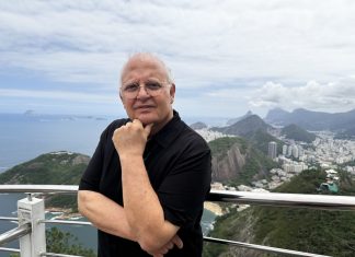 Guilherme Arantes completa 50 anos de carreira solo como um pai nem sempre compreendido do pop nacional