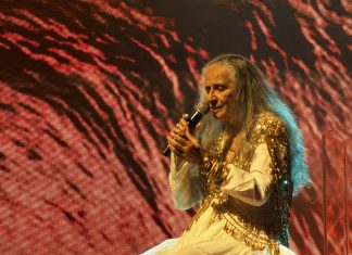 Maria Bethânia grava o show dos 60 anos de carreira, no fim da turnê no Rio, com cortes no roteiro audacioso