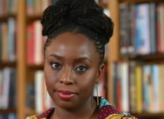 Família da escritora Chimamanda Ngozi acusa hospital de negligência por morte de filho de 21 meses