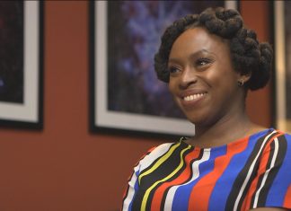 Chimamanda Ngozi Adichie perde filho de 1 ano e 9 meses: ‘Perda profunda’