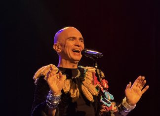 Edson Cordeiro evoca os balangandãs de Carmen Miranda, com a voz ainda notável, em show no Rio de Janeiro