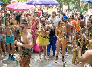 ‘O agente secreto’ vira bloco de carnaval e toma ruas da Zona Oeste de São Paulo; veja FOTOS