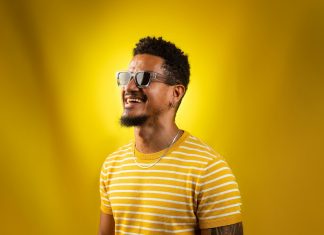 Zé Manoel segue a linha evolutiva do samba em show que vai do sambalanço até o pagode da década de 1990