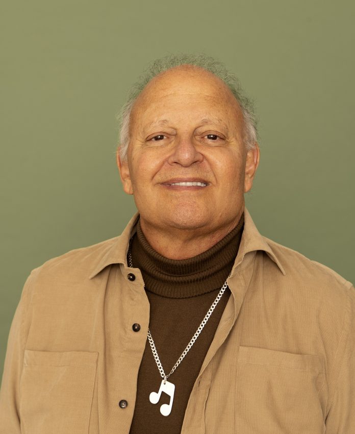 Guilherme Arantes demole fronteiras do tempo no universo particular do amoroso álbum ‘Interdimensional’