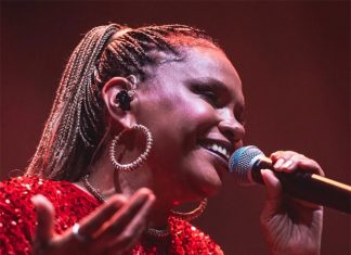 Ao vivo, Teresa Cristina canta Zeca Pagodinho com calor em show com a alta temperatura do verão carioca