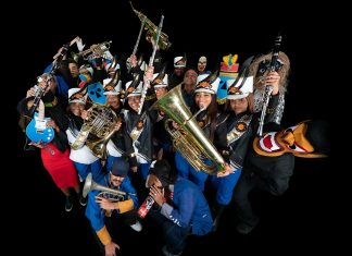 BaianaSystem usa fanfarra de ‘Mixtape pirata’ para reforçar movimento de Bad Bunny pela integração das Américas