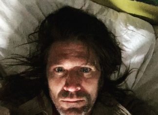 Evan Dando é internado após enviar vídeos íntimos a fã e esposa se pronuncia: ‘Não defendo’