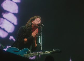 Roqueiros de volta: Foo Fighters retrocede com música imatura e U2 mostra fôlego com EP político