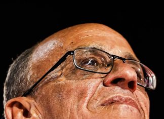 Mestre no comando das baterias, Ciça entra no panteão dos imortais do Carnaval com a vitória da Viradouro