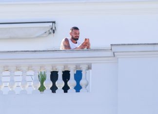 Ricky Martin aparece na sacada de hotel e filma bloco de carnaval