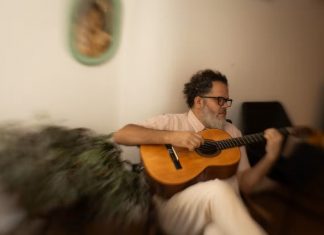 Romulo Fróes arrasta dores na marcha lenta de ‘Boneca russa’, álbum sobre o renascer das cinzas após a folia do amor