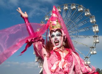 Três horas para make, R$ 700 em roupas… Fãs de Chappell Roan investem em produção para show