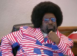 Rapper do hit ‘Because I got high’ tem casa invadida por policiais, zoa em músicas, é processado e vence