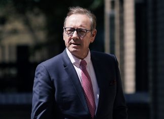 Kevin Spacey é acusado de agressões sexuais ocorridas há décadas em processos civis no Reino Unido