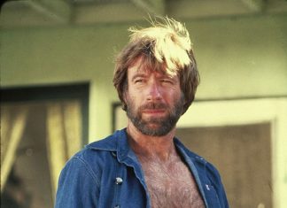 Chuck Norris é hospitalizado após emergência médica no Havaí, diz site