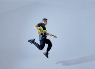 Personificado pelo guitarrista Fernando Catatau, o grupo Cidadão Instigado lança o primeiro álbum em onze anos