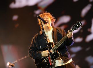 Lewis Capaldi estreia no Brasil dividido entre boas piadinhas e ótimo pós-britpop sofrido