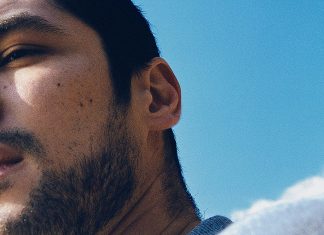 Ator Gabriel Leone entra em cena como cantor com grande álbum valorizado pela produção musical e pela alma do artista