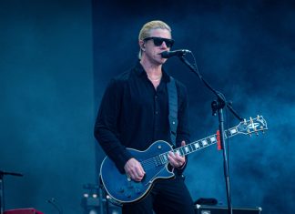 Interpol faz show com ‘som de CD’ no Lolla e entrega performance de Kings of Leon triste
