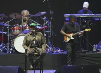 Participação de Edson Gomes no Lolla é ofuscada por diva pop e tem fraca presença de fãs do rei do reggae brasileiro do festival