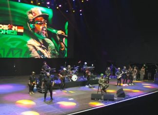 Lollapalooza 2026 tem 1º dia dividido entre roqueiros e uma multidão de fãs de Sabrina Carpenter