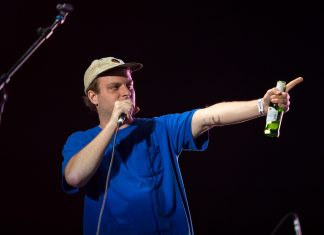 De volta ao Brasil, Mac DeMarco está sóbrio, tranquilão e ri de fama de ‘sujo’: ‘Eu só cheiro a cigarro’