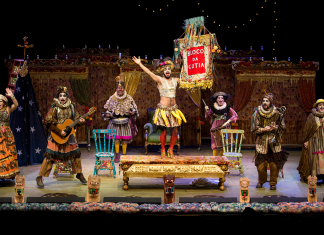 Músicas de Caetano Veloso, Sérgio Sampaio e Roberto Carlos embalam o auto tropicalista do Grupo Maria Cutia