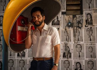 A história por trás da clássica foto de Wagner Moura no orelhão no set de ‘O Agente Secreto’