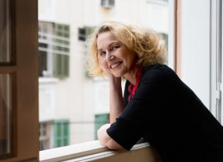 Antes de viver Helga em ‘Três Graças’, Kelzy Ecard enfrentou câncer agressivo que a fez perder 40 kg