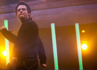 O delírio coletivo de quando Wagner Moura virou vocalista do Legião Urbana por duas noites