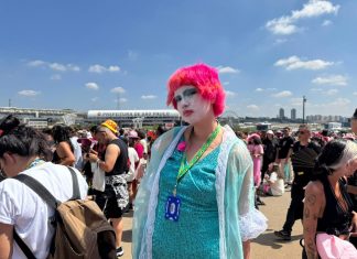 Lollapalooza 2026: fãs transformam fila do 2º dia em celebração da cultura drag inspirada por Chappell Roan