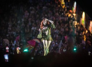 Chappell Roan faz show de metal para crianças no Lolla, após confusão em hotel com enteada de jogador