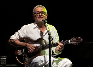 Zé Renato canta samba com amor e devoção aos bambas em show no Rio