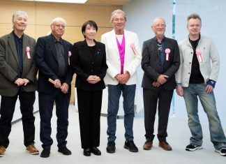 ‘Você é meu Deus’, diz primeira-ministra do Japão ao baterista da banda britânica Deep Purple durante encontro com o grupo