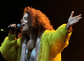 Céu celebra ‘braços abertos’ do público carioca em 2005 ao voltar ao Rio com show em que revisita o primeiro álbum