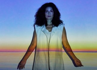 Emanuelle Araújo mergulha na vivência como cantora de música afro-baiana no terceiro álbum solo, ‘Corra para o mar’